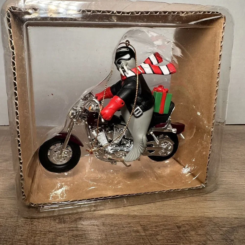 VTG 1999 HARLEY DAVIDSON NORTH POLE MOTORCYCLE CLUB X-MAS ORNAMENT WALRUS & DOG‎